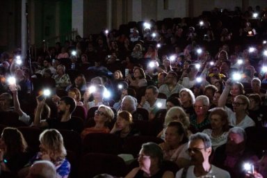 Валерий Стронский и Краснодарский оркестр выступили в Новороссийске во время отключения Валерий Стронский и Краснодарский оркестр выступили в Новороссийске во время отключения